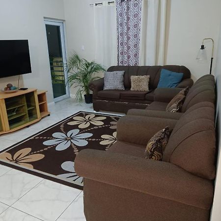 Lovely 2 Bedroom C̅ Netflix Across National Stadium Kingston Esterno foto