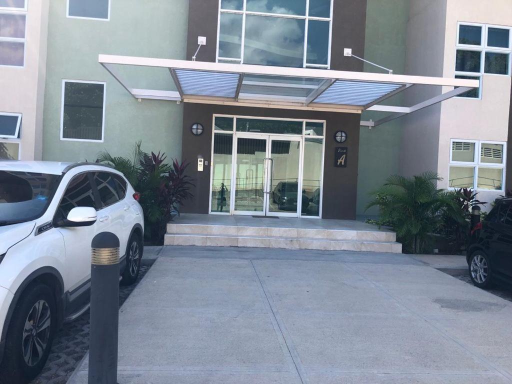 Lovely 2 Bedroom C̅ Netflix Across National Stadium Kingston Esterno foto