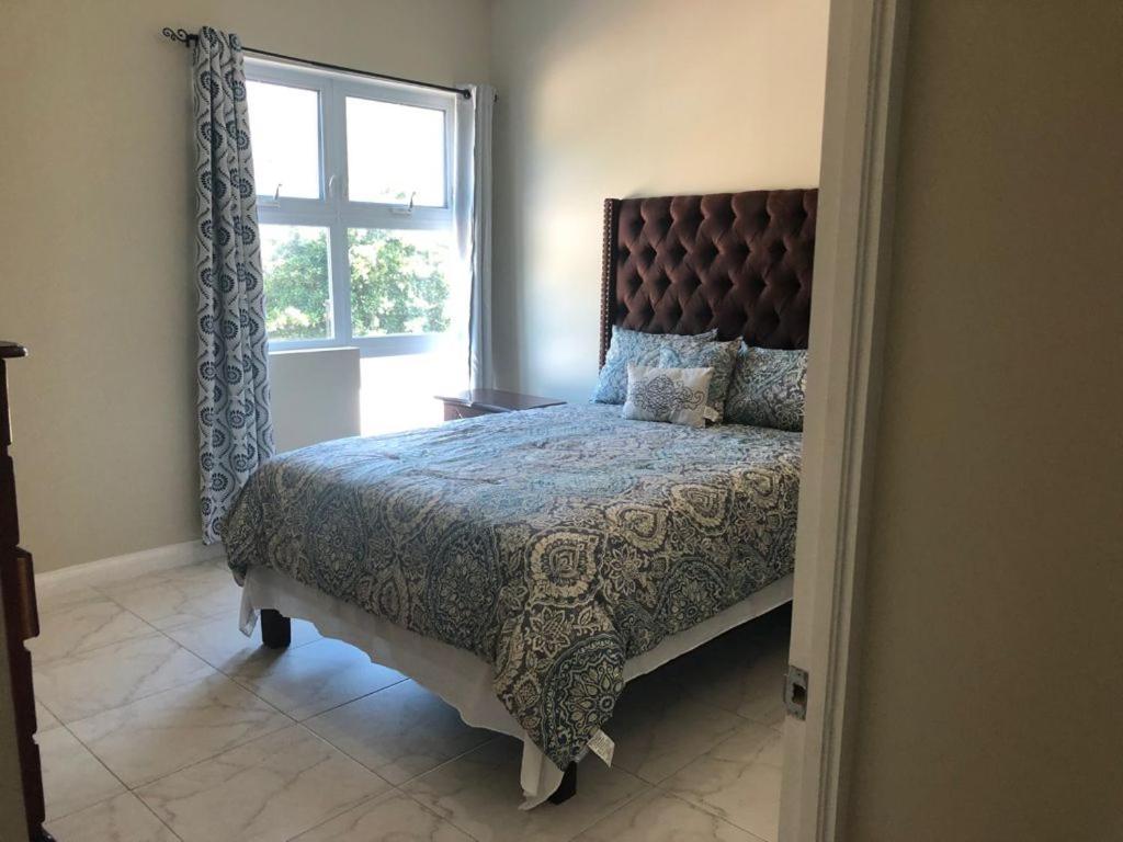 Lovely 2 Bedroom C̅ Netflix Across National Stadium Kingston Esterno foto