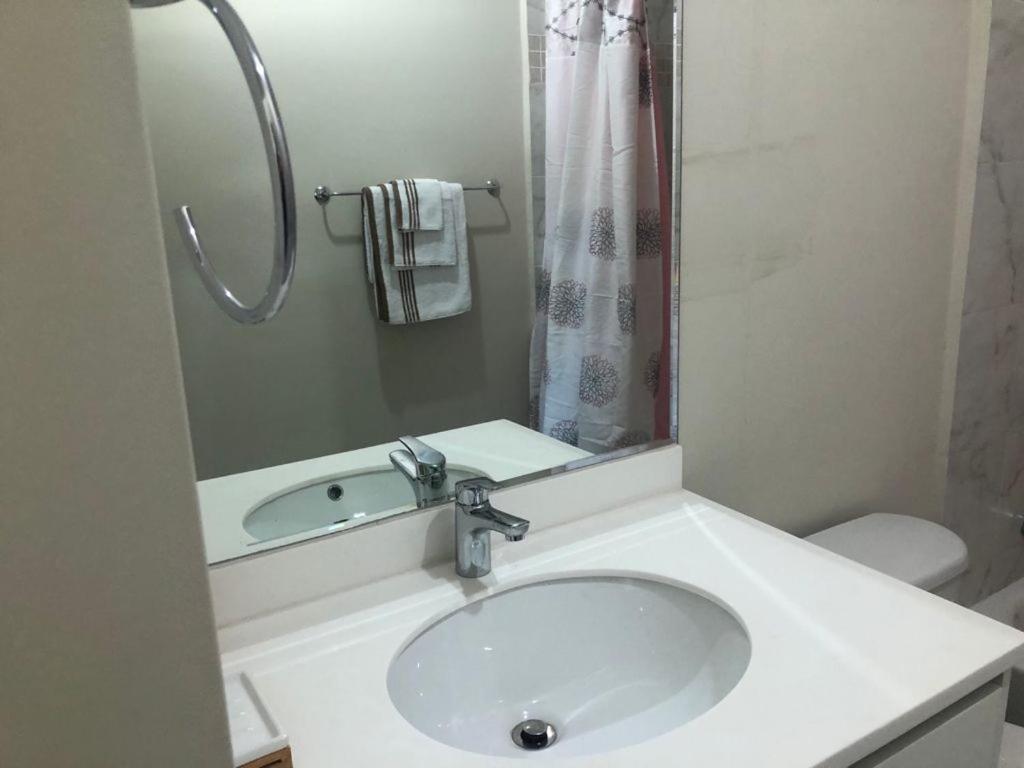 Lovely 2 Bedroom C̅ Netflix Across National Stadium Kingston Esterno foto