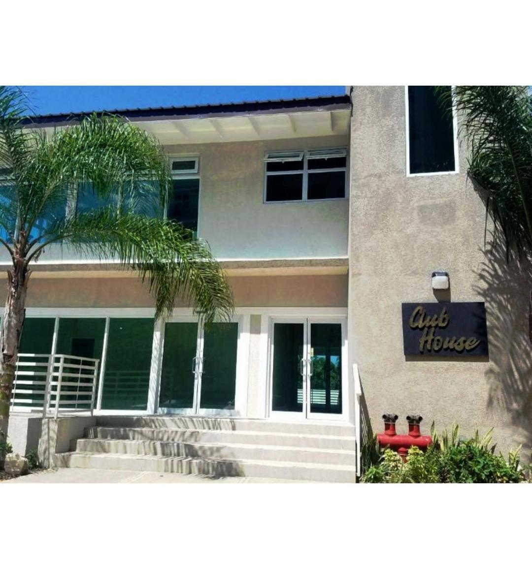 Lovely 2 Bedroom C̅ Netflix Across National Stadium Kingston Esterno foto