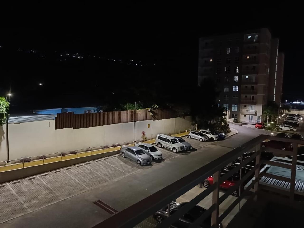 Lovely 2 Bedroom C̅ Netflix Across National Stadium Kingston Esterno foto
