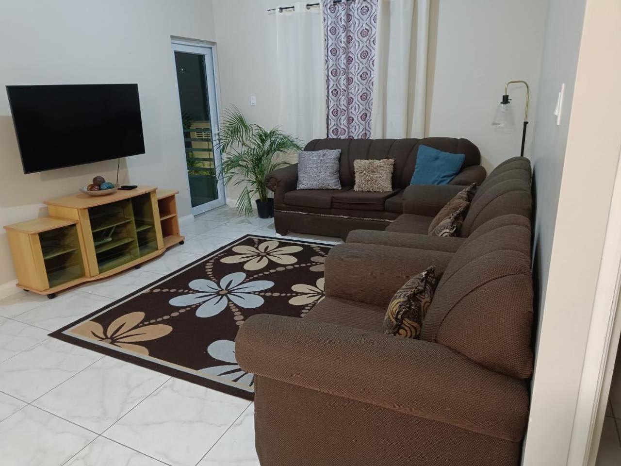 Lovely 2 Bedroom C̅ Netflix Across National Stadium Kingston Esterno foto